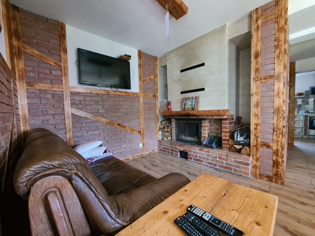 Domek Biały środek kominek